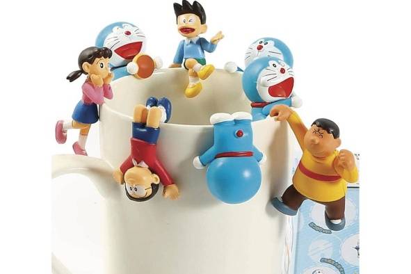 Están muy de moda las figuras que se pueden colocar en el borde de los vasos o tazas, en este caso, de Doraemon Están muy de moda las figuras que se pueden colocar en el borde de los vasos o tazas, en este caso, de Doraemon