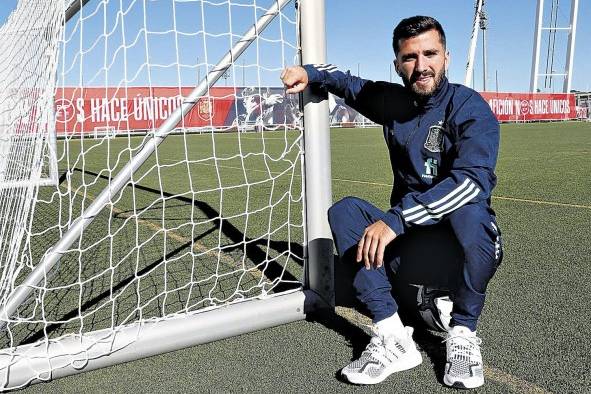 Dio sus primeros pasos en el fútbol como delantero en Pedreguer (Alicante), y con 11 años llamó la atención de los ojeadores del Valencia Club de Fútbol. Dio sus primeros pasos en el fútbol como delantero en Pedreguer (Alicante), y con 11 años llamó la atención de los ojeadores del Valencia Club de Fútbol.