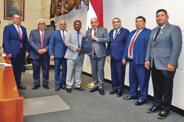 El pasado lunes el pleno aprobó en tercer debate el proyecto 841; al día siguiente el Consejo de Gabinete aprobó remitir a la Asamblea el proyecto que impulsa el Ejecutivo. El pasado lunes el pleno aprobó en tercer debate el proyecto 841; al día siguiente el Consejo de Gabinete aprobó remitir a la Asamblea el proyecto que impulsa el Ejecutivo.