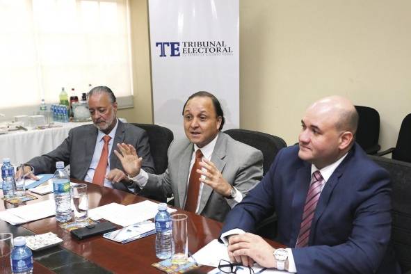 Los magistrados del Tribunal Electoral aspiran a terminar en este mes el debate de las reformas. Los magistrados del Tribunal Electoral aspiran a terminar en este mes el debate de las reformas.