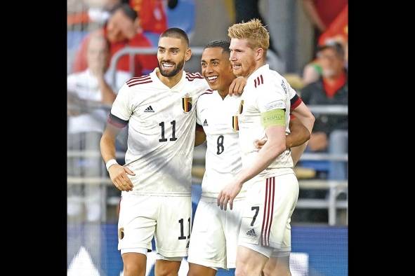 Kevin de Bruyne celebra uno de los goles junto con sus compañeros de la selección belga. Kevin de Bruyne celebra uno de los goles junto con sus compañeros de la selección belga.