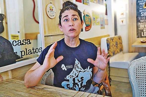 Helga Barría 'Nadie en el gobierno está sentado allí para resolver problemas'. Helga Barría (México, 1976) es una mujer cruda, punzante y tenaz. Se trata de una psicóloga y diseñadora de interiores que va mucho más allá. Alguien que en vez de hablarnos de análisis de la conducta y los procesos mentales de los individuos, prefiere convencernos de la importancia de luchar en contra del despilfarro de alimentos, sobre la justicia social y, a su vez, cautivarnos a través del paladar. Helga Barría 'Nadie en el gobierno está sentado allí para resolver problemas'. Helga Barría (México, 1976) es una mujer cruda, punzante y tenaz. Se trata de una psicóloga y diseñadora de interiores que va mucho más allá. Alguien que en vez de hablarnos de análisis de la conducta y los procesos mentales de los individuos, prefiere convencernos de la importancia de luchar en contra del despilfarro de alimentos, sobre la justicia social y, a su vez, cautivarnos a través del paladar.