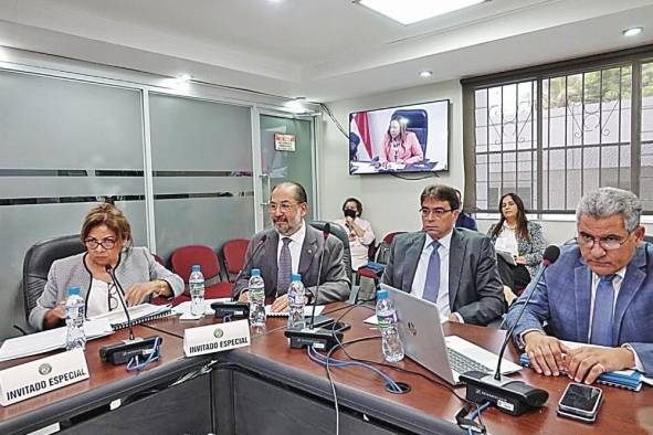 Javier Carrizo Esquivel (centro), gerente general del Banco Nacional de Panamá, durante la sustentación del presupuesto. Javier Carrizo Esquivel (centro), gerente general del Banco Nacional de Panamá, durante la sustentación del presupuesto.