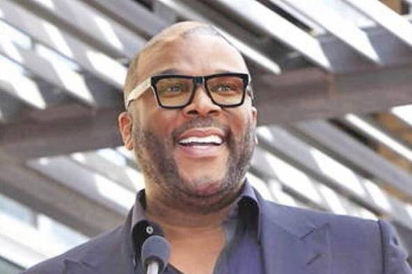 <strong>Tyler Perry </strong>Tyler Perry (13 de septiembre de 1969, Nueva Orleans, Estados Unidos) es actor, comediante, cineasta, escritor y compositor especializado en el género gospel. Oprah Winfrey, en la revista Time para la lista de las personas más influyentes expone que Terry “es un verdadero visionario”, y aunque ahora se encuentra en la cima de un pináculo creciente de éxitos “siempre está tratando de ayudar a los demás. Ya sea para abordar la inseguridad alimentaria y la falta de vivienda en su comunidad, o ayudar a las familias de George Floyd, Rayshard Brooks y Secoriea Turner, o donar millones”. Tomando en cuenta la premisa de Oprah sobre la labor filantrópica del actor, medios internacionales reportaron que durante la pandemia, Terry sorprendió a adultos mayores en el supermercado Krogers, donde el actor se dispuso a pagar los recibos de sus compras. Esta acción la realizó en el área metropolitana de Atlanta. Además, el año pasado Terry se ofreció a ayudar a los hijos de una mujer asesinada por su pareja en un banco de Alpharetta, en Estados Unidos. <strong>Tyler Perry </strong>Tyler Perry (13 de septiembre de 1969, Nueva Orleans, Estados Unidos) es actor, comediante, cineasta, escritor y compositor especializado en el género gospel. Oprah Winfrey, en la revista Time para la lista de las personas más influyentes expone que Terry “es un verdadero visionario”, y aunque ahora se encuentra en la cima de un pináculo creciente de éxitos “siempre está tratando de ayudar a los demás. Ya sea para abordar la inseguridad alimentaria y la falta de vivienda en su comunidad, o ayudar a las familias de George Floyd, Rayshard Brooks y Secoriea Turner, o donar millones”. Tomando en cuenta la premisa de Oprah sobre la labor filantrópica del actor, medios internacionales reportaron que durante la pandemia, Terry sorprendió a adultos mayores en el supermercado Krogers, donde el actor se dispuso a pagar los recibos de sus compras. Esta acción la realizó en el área metropolitana de Atlanta. Además, el año pasado Terry se ofreció a ayudar a los hijos de una mujer asesinada por su pareja en un banco de Alpharetta, en Estados Unidos.