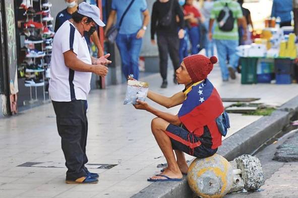 Muchos buscan reunir algo de dinero para comprar el boleto de avión que los lleve a Venezuela. Muchos buscan reunir algo de dinero para comprar el boleto de avión que los lleve a Venezuela.