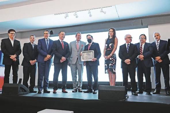 El presidente Laurentino Cortizo recibe el reconocimiento de la APR. El presidente Laurentino Cortizo recibe el reconocimiento de la APR.