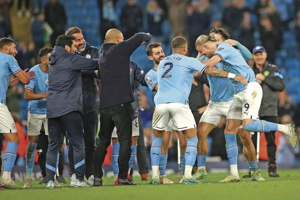 El equipo del Manchester City celebra junto a Erling Haaland su gol ante el West Ham. El equipo del Manchester City celebra junto a Erling Haaland su gol ante el West Ham.