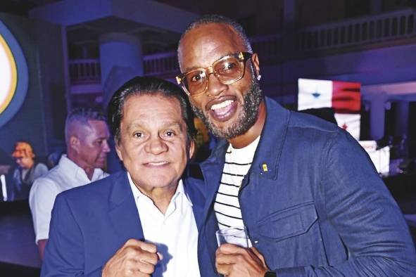 El director de América Latina, el Caribe y Deportes de BTMI, Corey Garrett, con Roberto 'Mano de Piedra' Durán El director de América Latina, el Caribe y Deportes de BTMI, Corey Garrett, con Roberto 'Mano de Piedra' Durán