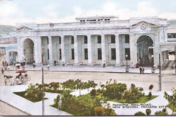 Tercera estación del ferrocarril con el nuevo parque construido. Nótese que aún el monumento en honor al incidente de El Polvorín no había sido erigido y la plaza no había sido bautizada con su nombre actual. Tercera estación del ferrocarril con el nuevo parque construido. Nótese que aún el monumento en honor al incidente de El Polvorín no había sido erigido y la plaza no había sido bautizada con su nombre actual.