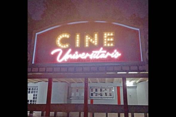 Nuevo letrero en la noche. El 15 de febrero de 1978 abrió sus puertas el Cine Universitario. Nuevo letrero en la noche. El 15 de febrero de 1978 abrió sus puertas el Cine Universitario.