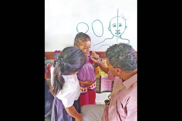 Iniciar con la enseñanza de la simetría ayuda a los niños a conocer los volúmenes necesarios del dibujo. Iniciar con la enseñanza de la simetría ayuda a los niños a conocer los volúmenes necesarios del dibujo.