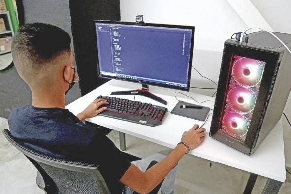 Los miembros del centro aprenden también a hacer programación de páginas web. Los miembros del centro aprenden también a hacer programación de páginas web.