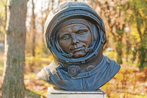Busto de Yuri Gagarin en un parque en Bucarest, Rumania. Árboles amarillos en el fondo. Busto de Yuri Gagarin en un parque en Bucarest, Rumania. Árboles amarillos en el fondo.