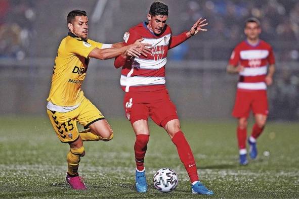 El delantero del Granada Carlos Fernández pelea un balón con el defensa Pelón, del Badalona, en el partido de dieciseisavos de final de la Copa del Rey de fútbol. El delantero del Granada Carlos Fernández pelea un balón con el defensa Pelón, del Badalona, en el partido de dieciseisavos de final de la Copa del Rey de fútbol.