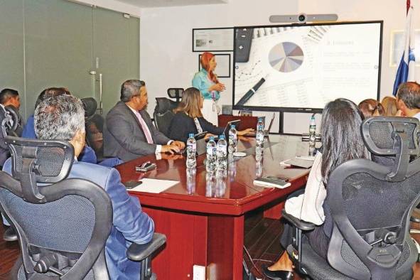 Reunión de la SVM con miembros de su consejo asesor de la junta directiva. Reunión de la SVM con miembros de su consejo asesor de la junta directiva.