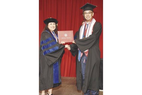 Aldaly Pineda se graduó con honores en Arkansas. Aldaly Pineda se graduó con honores en Arkansas.