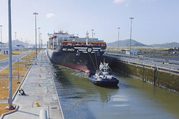 Por el fenómeno de El Niño, el Canal de Panamá ha experimentado una sequía que lo ha obligado a reducir el tránsito de buques. Por el fenómeno de El Niño, el Canal de Panamá ha experimentado una sequía que lo ha obligado a reducir el tránsito de buques.