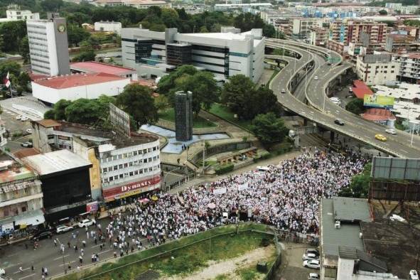Sectores de la sociedad civil y políticos protestaron en los predios de la Asamblea en contra de las modificaciones al proyecto de reformas electorales. Sectores de la sociedad civil y políticos protestaron en los predios de la Asamblea en contra de las modificaciones al proyecto de reformas electorales.