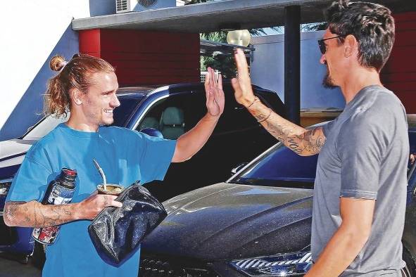 Griezmann (i) junto a su compañero de equipo Stefan Savi. Griezmann (i) junto a su compañero de equipo Stefan Savi.