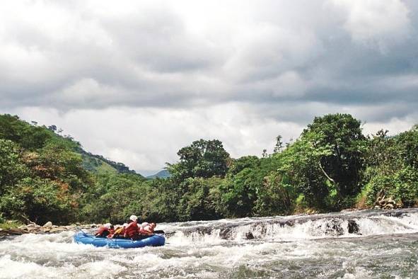 Haciendo 'rafting' por el río Grande de la provincia de Coclé. Haciendo 'rafting' por el río Grande de la provincia de Coclé.