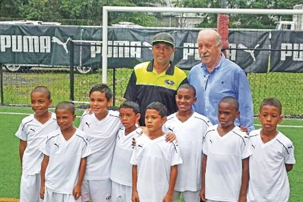 Con el ex técnico español del Real Madrid y campeón del mundo, Vicente del Bosque, con los chicos de la Academia del Real Madrid en Panamá. Mendieta tiene hoy su propia Academia de Fútbol y la Fundación Remen, en la que trabaja con niños desde la Ciudad de Saber. Con el ex técnico español del Real Madrid y campeón del mundo, Vicente del Bosque, con los chicos de la Academia del Real Madrid en Panamá. Mendieta tiene hoy su propia Academia de Fútbol y la Fundación Remen, en la que trabaja con niños desde la Ciudad de Saber.