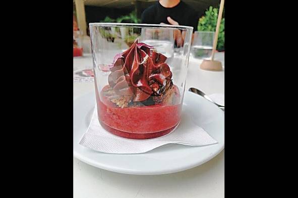 Coulis de fresa con sable de avena y mousse de chocolate con miel de caña Coulis de fresa con sable de avena y mousse de chocolate con miel de caña