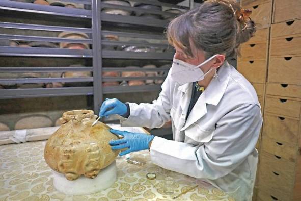 La restauradora Carla Medina analiza una vasija de barro repatriada desde Italia La restauradora Carla Medina analiza una vasija de barro repatriada desde Italia