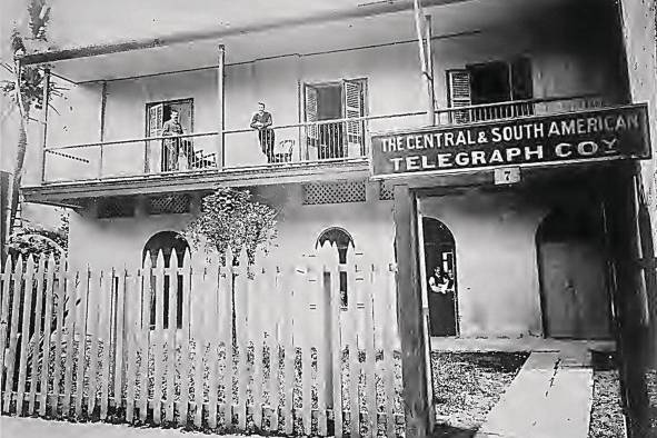 Fotografía de las oficinas de la Central and South America Telegraph Company en la actual avenida A , anteriormente Carrera de Caldas, en donde se encuentra la plaza Carlos V, San Felipe. Fotografía de las oficinas de la Central and South America Telegraph Company en la actual avenida A , anteriormente Carrera de Caldas, en donde se encuentra la plaza Carlos V, San Felipe.