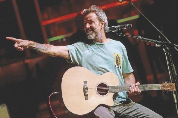 El cantautor nacido en Barcelona inició su aventura en la música como guitarrista de J. & Co. Band y a mediados de los 90 fundó Jarabe de Palo. El cantautor nacido en Barcelona inició su aventura en la música como guitarrista de J. & Co. Band y a mediados de los 90 fundó Jarabe de Palo.