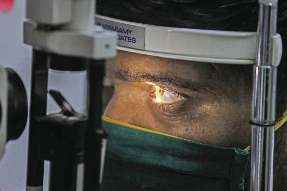 Los médicos extirpan el ojo para evitar la propagación de la infección al cerebro. Los médicos extirpan el ojo para evitar la propagación de la infección al cerebro.