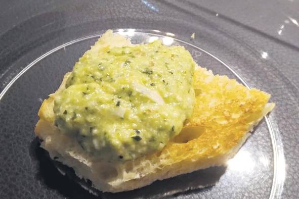 Crostini con pesto de zucchini Crostini con pesto de zucchini