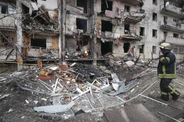 Un miembro de los servicios de emergencia evalúa los daños ocasionados por los bombardeos rusos sobre una zona residencial de Kiev. Un miembro de los servicios de emergencia evalúa los daños ocasionados por los bombardeos rusos sobre una zona residencial de Kiev.