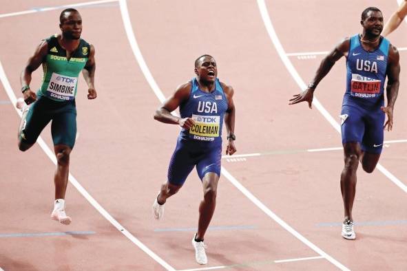Christian Coleman (c) llega a la meta jubiloso, tras superar a Justin Gatlin (d) en los 100 metros planos del Mundial de Atletismo 2019. Christian Coleman (c) llega a la meta jubiloso, tras superar a Justin Gatlin (d) en los 100 metros planos del Mundial de Atletismo 2019.