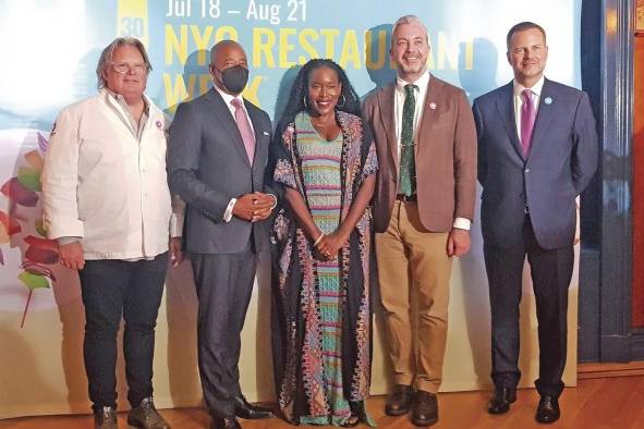 De izquierda a derecha, el chef estadounidense David Burke; el alcalde de Nueva York, Eric Adams' Tren'ness Woods-Black, nieta de Sylvia Woods, fundadora del restaurante Sylvia's; St. John Frizell, uno de los dueños del restaurante Gage & Tollner, y el presidente y director ejecutivo de NYC & Company, Fred Dixon, durante el lanzamiento de la 'Semana de los restaurantes', en Nueva York. De izquierda a derecha, el chef estadounidense David Burke; el alcalde de Nueva York, Eric Adams' Tren'ness Woods-Black, nieta de Sylvia Woods, fundadora del restaurante Sylvia's; St. John Frizell, uno de los dueños del restaurante Gage & Tollner, y el presidente y director ejecutivo de NYC & Company, Fred Dixon, durante el lanzamiento de la 'Semana de los restaurantes', en Nueva York.