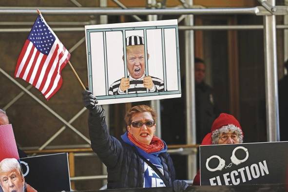 Personas se reúnen frente a una corte de Nueva York, ante la posibilidad de que se procese en una causa al expresidente estadounidense Donald Trump, este 21 de marzo de 2023. Personas se reúnen frente a una corte de Nueva York, ante la posibilidad de que se procese en una causa al expresidente estadounidense Donald Trump, este 21 de marzo de 2023.