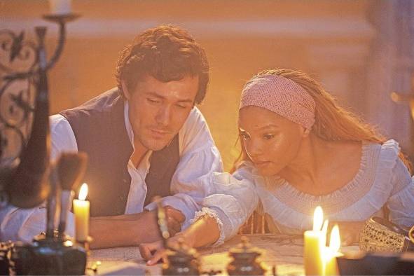 En esta versión, Ariel y Eric están unidos por su amor a la aventura y el conocimiento. En esta versión, Ariel y Eric están unidos por su amor a la aventura y el conocimiento.