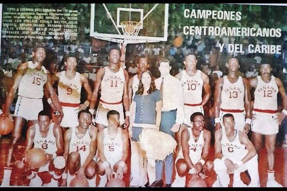 El jugador colonense Pedro 'Mago' Rivas (segundo de pie de izquierda a derecha) fue uno de los puntales del quinteto, que conquistó el oro en los Centroamericanos y del Caribe de 1970. El jugador colonense Pedro 'Mago' Rivas (segundo de pie de izquierda a derecha) fue uno de los puntales del quinteto, que conquistó el oro en los Centroamericanos y del Caribe de 1970.