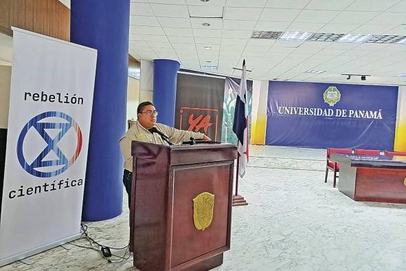 Isaías Ramos, biólogo y especialista técnico en el Centro de Incidencia Ambiental de Panamá Isaías Ramos, biólogo y especialista técnico en el Centro de Incidencia Ambiental de Panamá