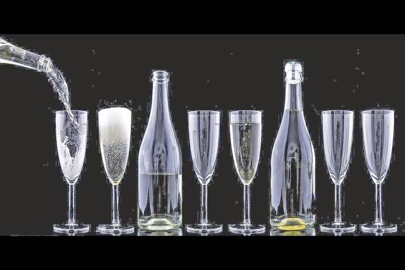 El experto aconseja alternar el consumo de bebidas alcohólicas con agua o sodas. El experto aconseja alternar el consumo de bebidas alcohólicas con agua o sodas.