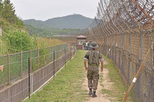 Un soldado surcoreano patrulla la frontera con Corea del Norte. Un soldado surcoreano patrulla la frontera con Corea del Norte.
