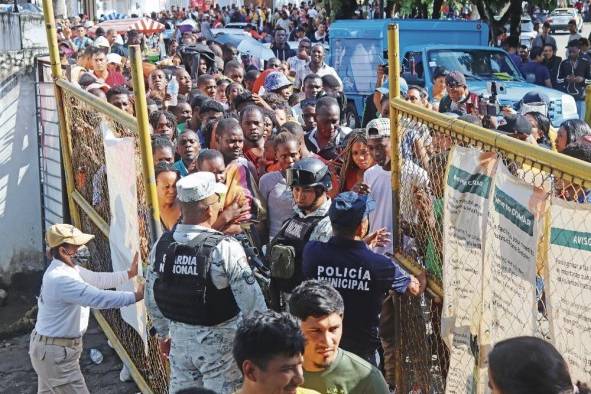 Migrantes hacen hoy fila para regularizar su documentación, en el municipio de Tapachula, estado de Chiapas (México). Migrantes hacen hoy fila para regularizar su documentación, en el municipio de Tapachula, estado de Chiapas (México).