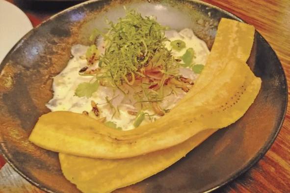Ceviche de cobia con chips de plátano Ceviche de cobia con chips de plátano