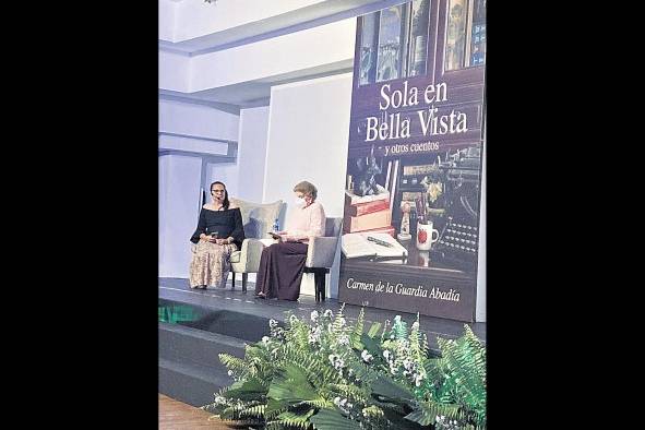 Julieta De Diego de Fábrega y Carmen de la Guardia Abadía durante la presentación. Julieta De Diego de Fábrega y Carmen de la Guardia Abadía durante la presentación.