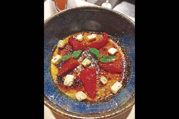 Créme brulée de maíz nuevo con fresas y albahaca. Créme brulée de maíz nuevo con fresas y albahaca.