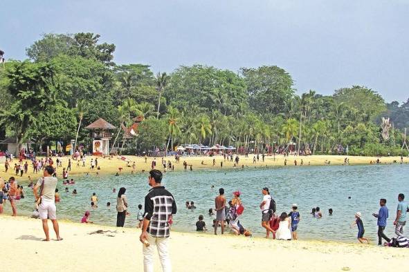 Playa Sentosa, es una playa artificial en la isla de Sentosa en Singapur, sede de eventos, atracciones temáticas, spas, bosques tropicales y playas. Playa Sentosa, es una playa artificial en la isla de Sentosa en Singapur, sede de eventos, atracciones temáticas, spas, bosques tropicales y playas.