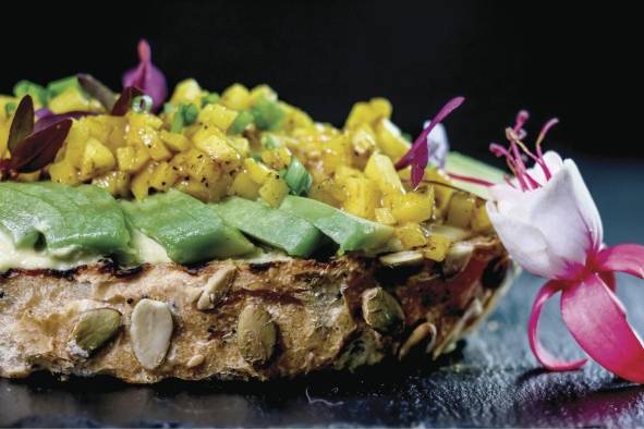 Tosta de aguacate con mango. Tosta de aguacate con mango.