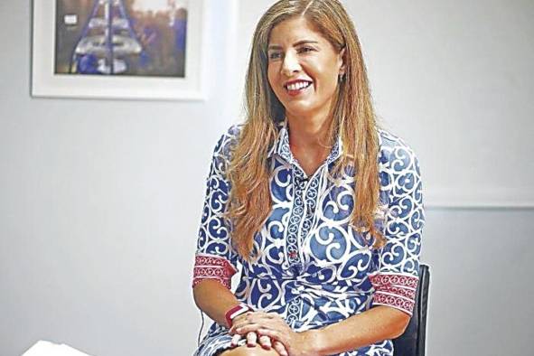 Gaby Aued CEO de Tecnasa. De pequeña quería ser arqueóloga, pero decidió estudiar, entre otras cosas, comunicación. Su anhelo de lograr una vida independiente la llevó a demostrar su meritocracia y ahora dirige una de las empresas líderes en servicios de tecnología en la región. “El reto principal que tiene Panamá es la educación. Necesitamos urgentemente talento humano capacitado para poder tener una conversación sobre las tecnologías del futuro”. Gaby Aued CEO de Tecnasa. De pequeña quería ser arqueóloga, pero decidió estudiar, entre otras cosas, comunicación. Su anhelo de lograr una vida independiente la llevó a demostrar su meritocracia y ahora dirige una de las empresas líderes en servicios de tecnología en la región. “El reto principal que tiene Panamá es la educación. Necesitamos urgentemente talento humano capacitado para poder tener una conversación sobre las tecnologías del futuro”.