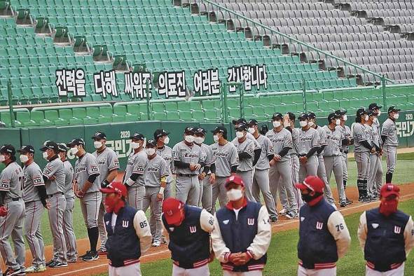 El béisbol profesional surcoreano fue el primero en entrar en acción en 2020, con estrictas medidas sanitarias entre los involucrados. El béisbol profesional surcoreano fue el primero en entrar en acción en 2020, con estrictas medidas sanitarias entre los involucrados.