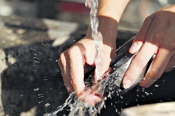 La GIRH es un concepto empírico que nace de la propia experiencia de campo de los profesionales en agua y saneamiento. La GIRH es un concepto empírico que nace de la propia experiencia de campo de los profesionales en agua y saneamiento.
