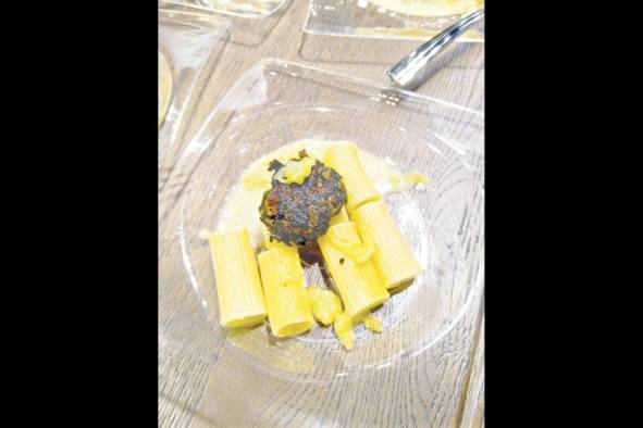 Rigatoni con salsa de zucchini y albóndiga de espinaca Rigatoni con salsa de zucchini y albóndiga de espinaca